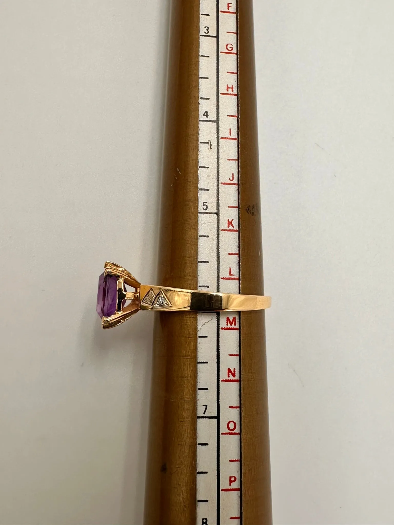 Elegant 9ct Yellow Gold Amethyst & Diamond Ring