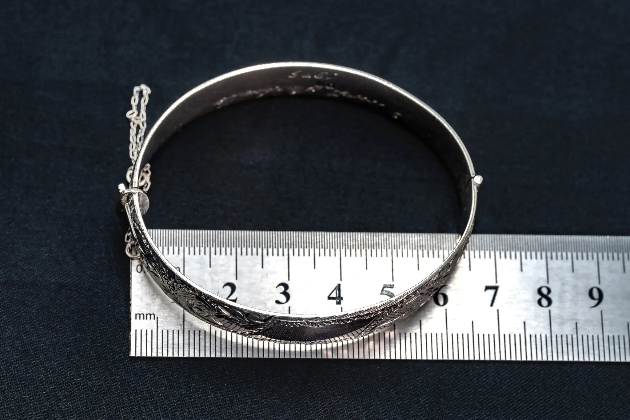 Stunning Silver Bangle: Unique Engraving